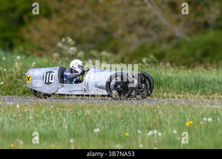 Oldtimer mit offenem Oberteil, die bei den V.S.C.C. Curborough Speed Trials, dem Curborough Sprint Course, Lichfield, England, Großbritannien, antreten. Stockfoto