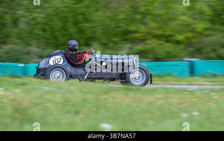 Oldtimer mit offenem Oberteil, die bei den V.S.C.C. Curborough Speed Trials, dem Curborough Sprint Course, Lichfield, England, Großbritannien, antreten. Stockfoto