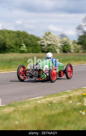 Oldtimer mit offenem Oberteil, die bei den V.S.C.C. Curborough Speed Trials, dem Curborough Sprint Course, Lichfield, England, Großbritannien, antreten. Stockfoto
