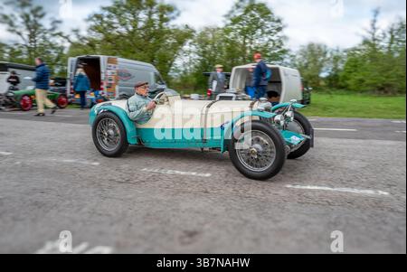 Oldtimer mit offenem Oberteil, die bei den V.S.C.C. Curborough Speed Trials, dem Curborough Sprint Course, Lichfield, England, Großbritannien, antreten. Stockfoto