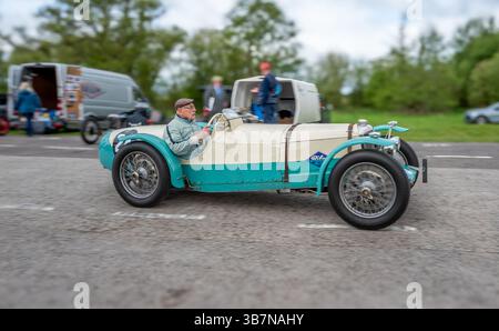 Oldtimer mit offenem Oberteil, die bei den V.S.C.C. Curborough Speed Trials, dem Curborough Sprint Course, Lichfield, England, Großbritannien, antreten. Stockfoto
