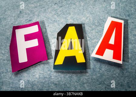 FAA 'Federal Aviation Administration' mit ausgeschnittenen Papierbriefen in der Ransom Note Effect Typographie, 2025 Stockfoto