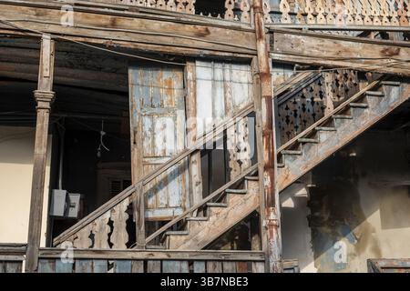 Nahaufnahme einer alten Holztreppe in Tiflis Stockfoto