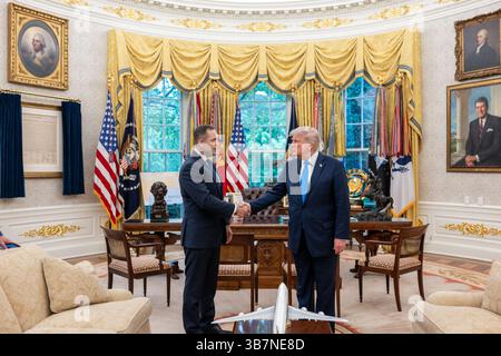 1. Mai 2025 – Washington, District of Columbia, USA – Präsident Donald Trump trifft sich mit dem polnischen Präsidentschaftskandidaten Karol Nawrocki im Oval Office am Donnerstag, 1. Mai 2025, und posiert für ein Foto mit ihm. (Credit Image: © Joyce N. Boghosian/White House/ZUMA Press Wire) NUR REDAKTIONELLE VERWENDUNG! Nicht für kommerzielle ZWECKE! Stockfoto