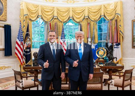 1. Mai 2025 – Washington, District of Columbia, USA – Präsident DONALD TRUMP trifft sich mit dem polnischen Präsidentschaftskandidaten KAROL NAWROCKI im Oval Office am Donnerstag, 1. Mai 2025, und posiert für ein Foto mit ihm. (Credit Image: © Joyce N. Boghosian/White House/ZUMA Press Wire) NUR REDAKTIONELLE VERWENDUNG! Nicht für kommerzielle ZWECKE! Stockfoto