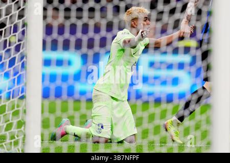 Mailand, Italien. Mai 2025. Barcelonas Lamine Yamal beim Fußball-Spiel der UEFA Champions League zwischen Inter und Barcelona im San Siro Stadion in Mailand, Norditalien - Dienstag, den 06. Mai 2025 . Sport - Fußball (Foto: Spada/LaPresse) Credit: LaPresse/Alamy Live News Stockfoto