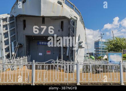 Seosan, Südkorea. 13. September 2020: Ladetüren auf dem Tanklandeschiff LST-676 im Seaside Park Stockfoto
