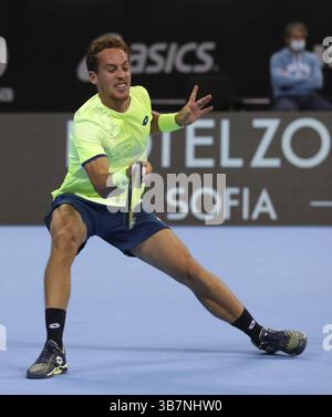 Sofia, Bulgarien - 10. November 2020: Der Spanier Roberto Carballes Baena im Kampf gegen den Franzosen Richard Gasquet während des ATP 250 Sofia Open Qualifyers Stockfoto