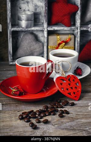Zwei Kaffeetassen, Körner und Herzdekoration zum Valentinstag 39 Stockfoto
