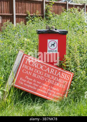 "Toxocariasis from Hundeskrement CAN blind Children" Warnschild von einem Hundekocheimer in Windsor, Berkshire, UK. Stockfoto