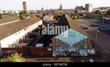 Ein Wandbild, das den Vie Day am Dover Place in der Shankill Road in West-Belfast zeigt. Stockfoto