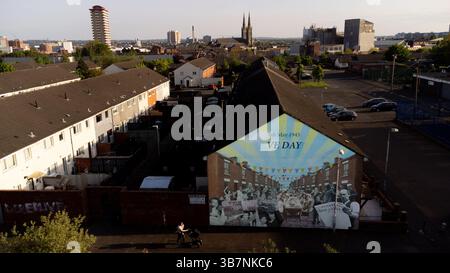 Ein Wandbild, das den Vie Day am Dover Place in der Shankill Road in West-Belfast zeigt. Stockfoto