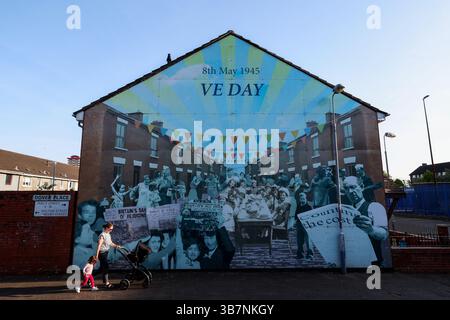 Ein Wandbild, das den Vie Day am Dover Place in der Shankill Road in West-Belfast zeigt. Stockfoto
