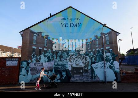 Ein Wandbild, das den Vie Day am Dover Place in der Shankill Road in West-Belfast zeigt. Stockfoto