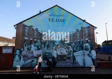 Ein Wandbild, das den Vie Day am Dover Place in der Shankill Road in West-Belfast zeigt. Stockfoto