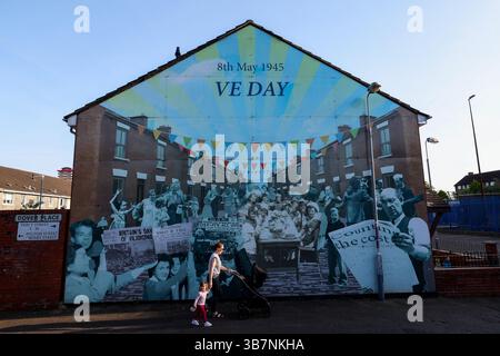 Ein Wandbild, das den Vie Day am Dover Place in der Shankill Road in West-Belfast zeigt. Stockfoto
