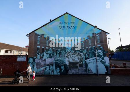 Ein Wandbild, das den Vie Day am Dover Place in der Shankill Road in West-Belfast zeigt. Stockfoto