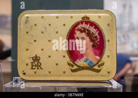 Eine Zuckerdose der Queen Elizabeth II. Krönung (ca. 1953) in der Windsor Guildhall, Berkshire, Großbritannien. Stockfoto