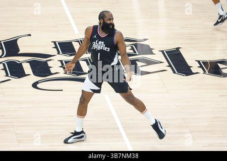 10. Januar 2024, Los Angeles, Kalifornien, Vereinigte Staaten: James Harden von Los Angeles Clippers ist der erste Spieler, nachdem er während eines NBA-Basketballspiels in der Crypto.com Arena einen Schuss gegen ihn gemacht hat. Clippers 126-120 Raptoren. (Kreditbild: © Ringo Chiu/SOPA Images via ZUMA Press Wire) Stockfoto