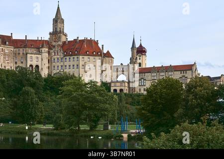 Majestätisches Schloss Sigmaringen auf einer zerklüfteten Klippe über der beschaulichen Donau: Die historische Residenz Hohenzollern zeigt mittelalterliche Architektur und königliche Architektur Stockfoto