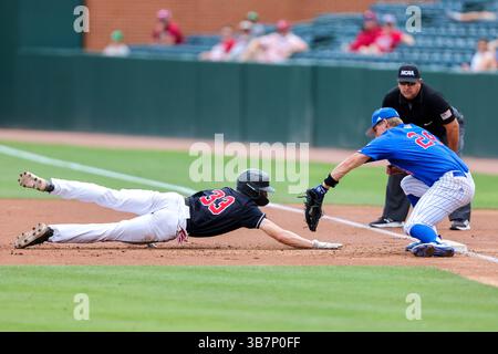 1. Juni 2024: Brooks Kettering #33 versucht, wieder in die Tasche zu kommen, als der erste Baseman Dalton Davis #24 des Louisiana Tech das Tag anbringt. . Der Southeast Missouri State besiegte die Louisiana Tech 9-3 in Fayetteville, AR. Richey Miller/CSM (Kreditbild: Stockfoto