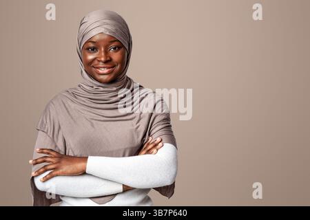 Portrait Der Schönen Schwarzen Muslimischen Frau In Hijab Posiert Mit Gefaltete Arme Stockfoto