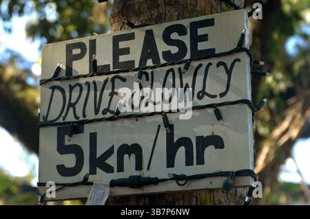 Bitte fahren Sie langsam Beschilderung, Pacific Harbour, Central District und Serua Province, Viti Levu, Fidschi. Stockfoto