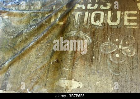 Altes verfallenes Boutique-Schild, Pacific Harbour, Central District und Serua Province, Viti Levu, Fidschi. Stockfoto