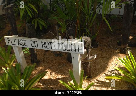 Bitte berühren Sie nicht das Schild, Pacific Harbour, Central District und Serua Province, Viti Levu, Fidschi. Stockfoto