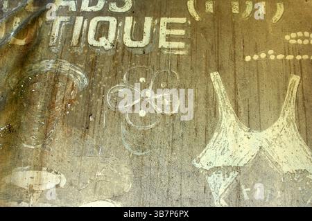 Altes verfallenes Boutique-Schild, Pacific Harbour, Central District und Serua Province, Viti Levu, Fidschi. Stockfoto