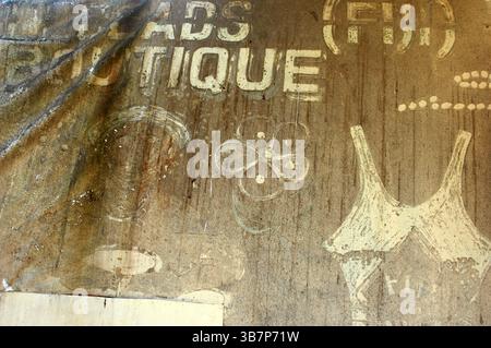 Altes verfallenes Boutique-Schild, Pacific Harbour, Central District und Serua Province, Viti Levu, Fidschi. Stockfoto