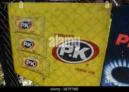 Wrigley's P.K Kaugummi Schild, Pacific Harbour, Central District und Serua Province, Viti Levu, Fidschi. Stockfoto