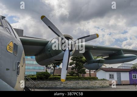 Seosan, Südkorea. 13. September 2020: Seitenflügel mit Radialmotor, Achsverstärker und externem Kraftstofftank von Fairchild C-123 Provider Stockfoto