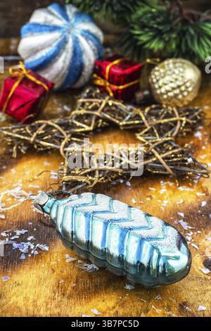Alte antike Dekorationen für Weihnachtsbäume auf hellgelbem Holzhintergrund Stockfoto