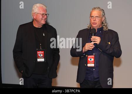 23. März 2014 Palm Springs, Kalifornien, USA: (L-R) Produzent JOHN OSBORNE und Regisseur EDWARD OLESCHAK beantworteten Fragen des Publikums und der deutsche amerikanische Schauspieler Udo Kier nahm an der Weltpremiere von „Gestalt“ Teil, einer Sammlung von Heimfilmen von nazi-Deutschland und Adolf Hitler, die von Eva Braun gedreht wurden. Kier selbst hat Hitler sechsmal in Filmen dargestellt. Während des 13. Amdocs American Documentation and Animation Film Festivals. Die Veranstaltung fand im Palm Springs Cultural Center statt. (Bild: © Dane Andrew/ZUMA Press Wire) Stockfoto