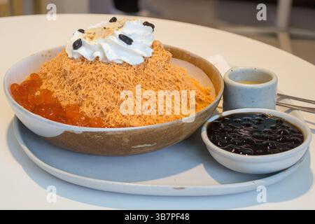 Thailändisches Tee Bingsu Eis koreanisches Dessert mit boba und Schlagsahne Stockfoto
