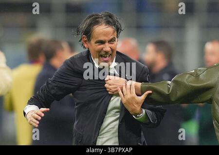 Mailand, Italien. Mai 2025. Inter Mailand-Cheftrainer Simone Inzaghi während des UEFA Champions League-Fußballspiels zwischen Inter und Barcelona im San Siro-Stadion in Mailand, Norditalien - Dienstag, den 06. Mai 2025. Sport - Fußball (Foto: Spada/LaPresse) Credit: LaPresse/Alamy Live News Stockfoto