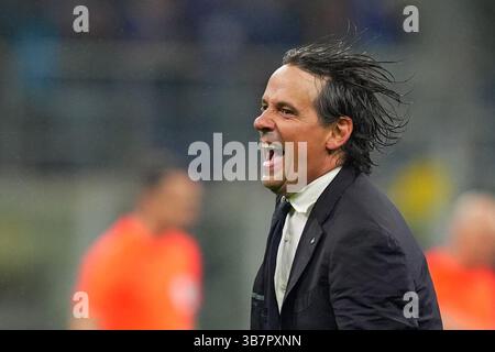 Mailand, Italien. Mai 2025. Inter Mailand-Cheftrainer Simone Inzaghi, während des Fußballspiels der UEFA Champions League zwischen Inter und Barcelona im San Siro Stadion in Mailand, Norditalien - Dienstag, den 06. Mai 2025. Sport - Fußball (Foto: Spada/LaPresse) Credit: LaPresse/Alamy Live News Stockfoto