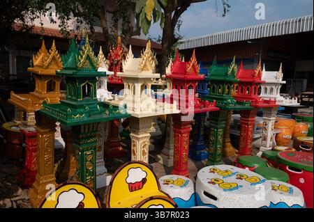 Eine Auswahl buddhistischer Pagoden als Gartenschmuck mit farbigen Töpfen zum Verkauf im Dorf Ban Sai Mun in der Nähe von Mae yao im Bezirk Mueang Chiang Rai, und Stockfoto