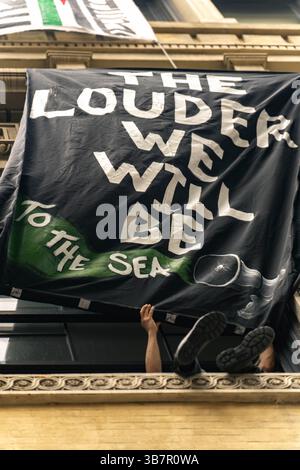 19. Mai 2024, New York, New York, USA: Ein Schüler repariert eines der Banner im besetzten Lamas Jamous Center der New School. Nach monatelangen Demonstrationen von Lehrkräften und Studenten auf dem Campus, einschließlich der jüngsten Übernahme des Lamas Jamous Center (im Bild), hat die neue Schule eine Vereinbarung getroffen, die Trennung von Israel zu erforschen. Der Investitionsausschuss des Kuratoriums wird am oder vor dem 14. Juni über die vollständige Veräußerung von Unternehmen abstimmen, die vom Beratenden Ausschuss für die Verantwortung der Anleger benannt wurden. (Foto: © Daniel Efram/ZUMA Press Wire) Stockfoto