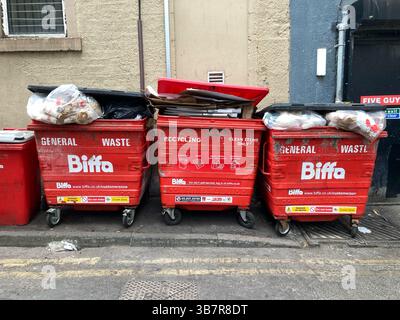 Sammelbehälter für nicht recycelbaren allgemeinen Abfall in einer Edinburgh Street, Schottland, Vereinigtes Königreich Stockfoto