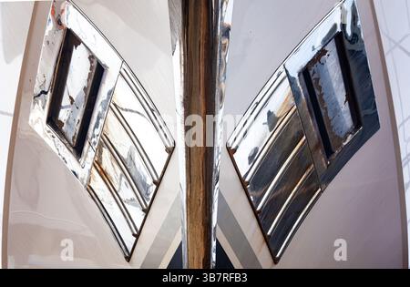 Luxusyacht mit zwei Ankern, Vorderansicht. Stockfoto