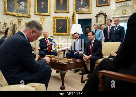 Washington, Usa. Mai 2025. US-Präsident Donald Trump, Center, kommentiert während eines bilateralen Treffens mit dem kanadischen Premierminister Mark Carney im Oval Office des Weißen Hauses, 6. Mai 2025 in Washington, DC Credit: Emily Higgins/White House Photo/Alamy Live News Stockfoto