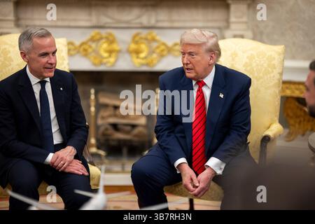 Washington, Usa. Mai 2025. US-Präsident Donald Trump, rechts, plaudert mit dem kanadischen Premierminister Mark Carney, links, während eines bilateralen Treffens im Oval Office des Weißen Hauses, 6. Mai 2025 in Washington, DC Credit: Daniel Torok/White House Photo/Alamy Live News Stockfoto