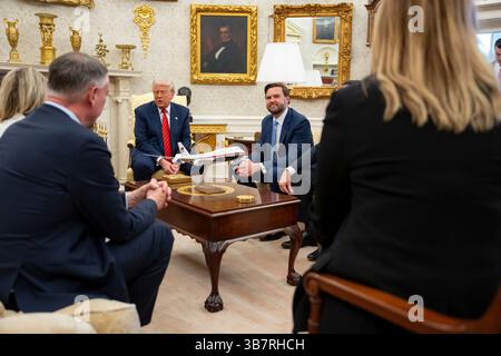 Washington, Usa. Mai 2025. US-Präsident Donald Trump, Center, kommentiert während eines bilateralen Treffens mit dem kanadischen Premierminister Mark Carney im Oval Office des Weißen Hauses, 6. Mai 2025 in Washington, DC Credit: Emily Higgins/White House Photo/Alamy Live News Stockfoto