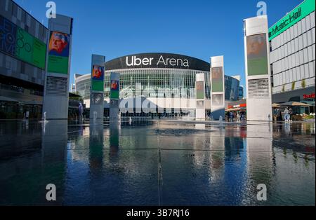 Blick auf die Uber Arena in Berlin, Deutschland, mit moderner Architektur und plaza-Reflexen bei Frühlingssonne. Stockfoto