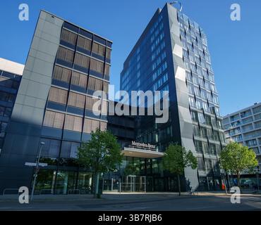 Mercedes-Benz Bürofassade in Berlin-Friedrichshain in der Nähe der ehemaligen Mercedes-Benz Arena, heute Uber Arena, an einem sonnigen Frühlingstag. Stockfoto