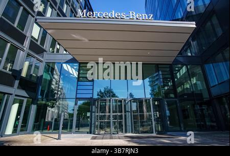 Mercedes-Benz Bürofassade in Berlin-Friedrichshain in der Nähe der ehemaligen Mercedes-Benz Arena, heute Uber Arena, an einem sonnigen Frühlingstag. Stockfoto