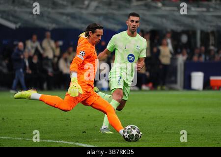 30. April 2025; Estadi olímpic lluís Companys, Barcelona, Spanien, Champions League Halbfinale, First Leg Football, Barcelona gegen Inter Mailand; Torhüter Jan Sommer macht sich unter dem Druck von Torres von Barcelona aufwärts Stockfoto