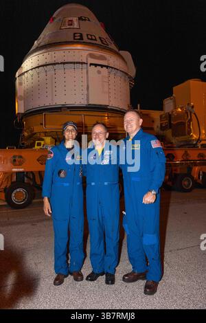 16. April 2024, Cape Canaveral, FL, Vereinigte Staaten von Amerika: Von links nach rechts: NASA Boeing Crew Flight Test Astronauten Suni Williams, Pilot, Mike Fincke, Backup Pilot, und Butch Wilmore, commander, posieren Sie mit der Boeing Starliner Raumsonde, während sie zur Vertical Integration Facility des Space Launch Complex-41 auf der Cape Canaveral Space Force Station am 16. April 2024 in Cape Canaveral, Florida, fährt. Starliner wird voraussichtlich am 6. Mai auf dem ersten bemannten Crew-Flugtest starten, der die Astronauten Butch Wilmore und Suni Williams zur Internationalen Raumstation bringt. (Kreditbild: © Kim Shiflett/Nasa Stockfoto